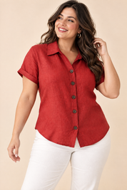 Chemise rouge à manches courtes et col classique | Porté sur une autre silhouette | Lounelle Paris