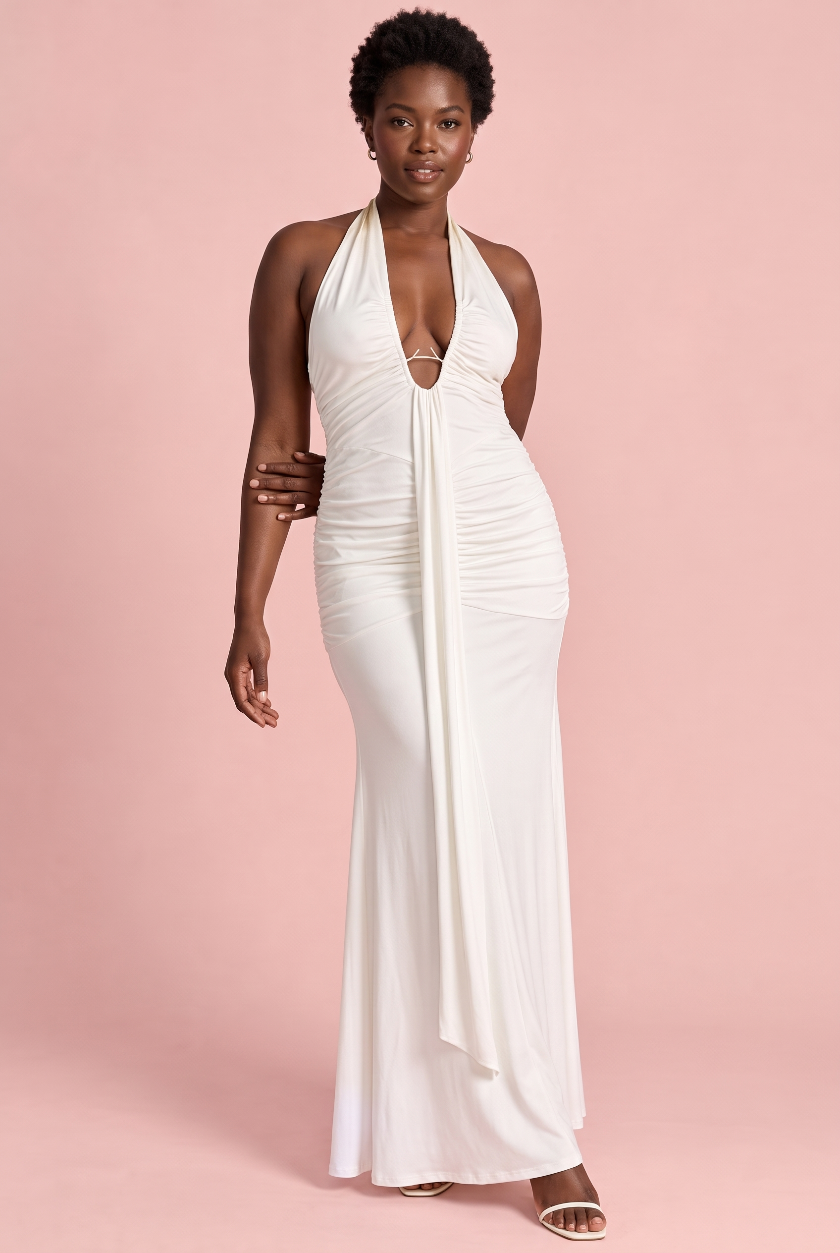 Robe longue blanche froncée à col dos nu | Porté sur une silhouette plus ronde | Lounelle Paris