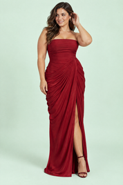 Robe longue bordeaux froncée à col montant et fente haute | Porté sur une silhouette plus ronde | Lounelle Paris