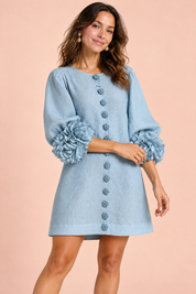 Robe droite bleu clair à manches bouffantes et poignets à volants | Vue rapprochée | Lounelle Paris