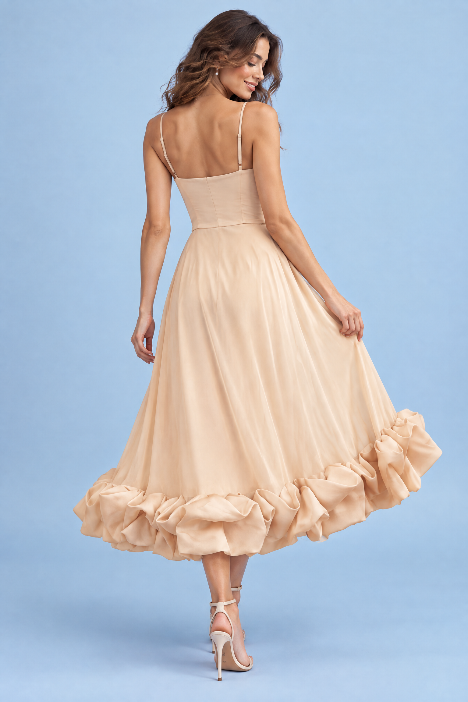 Robe midi beige évasée à bas volanté | Vue de dos | Lounelle Paris
