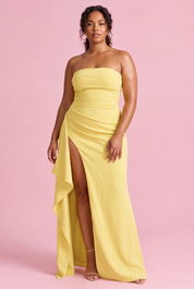 Robe longue jaune clair froncée à fente asymétrique | Porté sur une silhouette plus ronde | Lounelle Paris