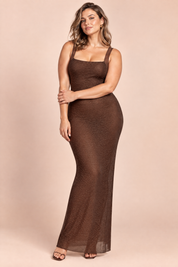 Robe longue marron à encolure asymétrique, strass thermocollés et dos nu | Porté sur une silhouette plus ronde | Lounelle Paris