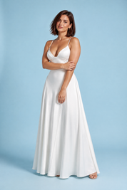 Robe longue satinée blanche à col V | Porté sur une autre silhouette | Lounelle Paris