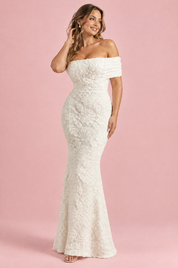 Robe longue blanche en dentelle à encolure Bardot | Porté sur une autre silhouette | Lounelle Paris