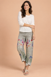 Pantalon gris à imprimé floral et ourlet fendu | Vue de face | Lounelle Paris