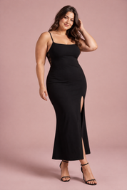 Robe noire fendue avec dos en dentelle | Porté sur une silhouette plus ronde | Lounelle Paris
