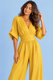 Combinaison pantalon jaune à col V et jambes larges | Vue rapprochée | Lounelle Paris