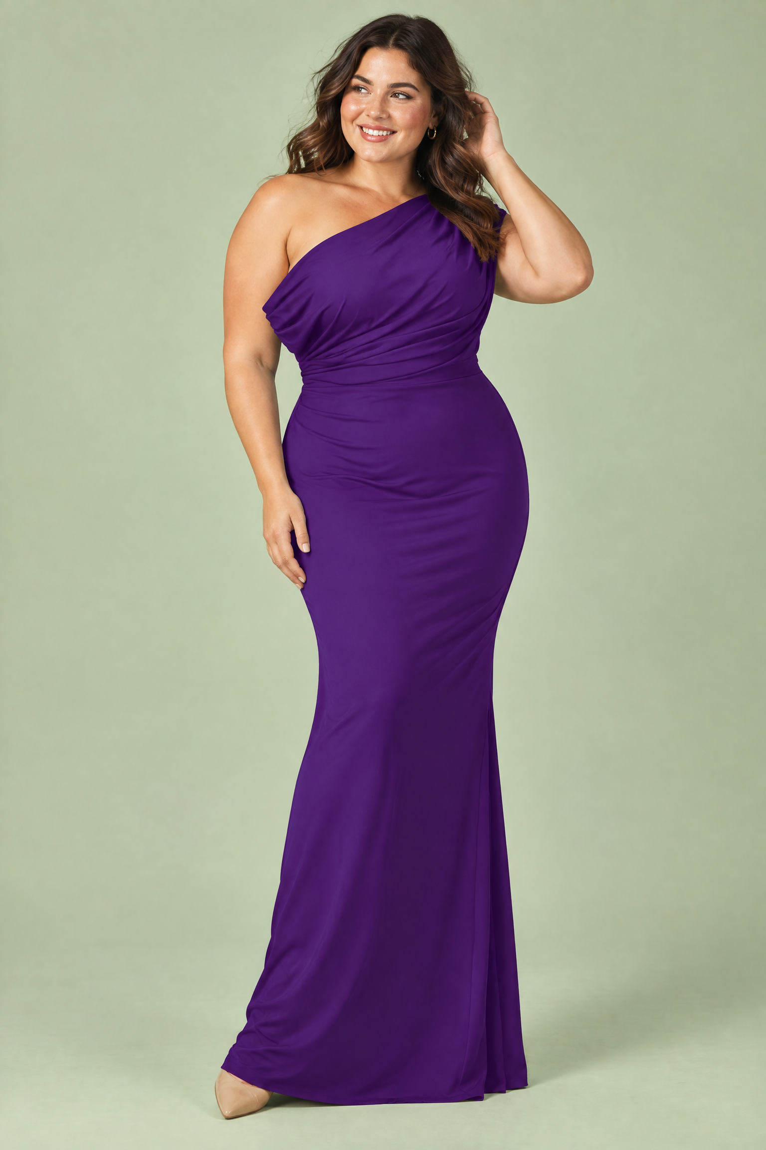 Robe longue violette à encolure Bardot et bretelle torsadée | Porté sur une silhouette plus ronde | Lounelle Paris