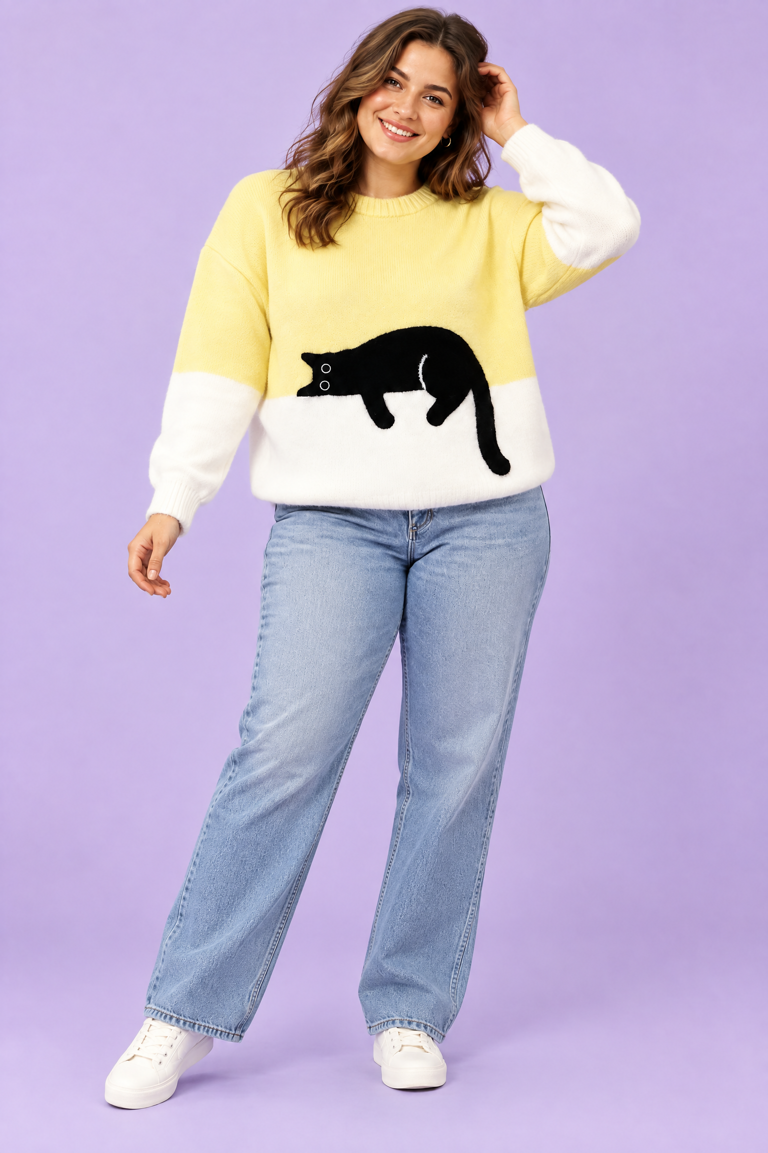 Pull oversize jaune à motif chat | Porté sur une silhouette plus ronde | Lounelle Paris