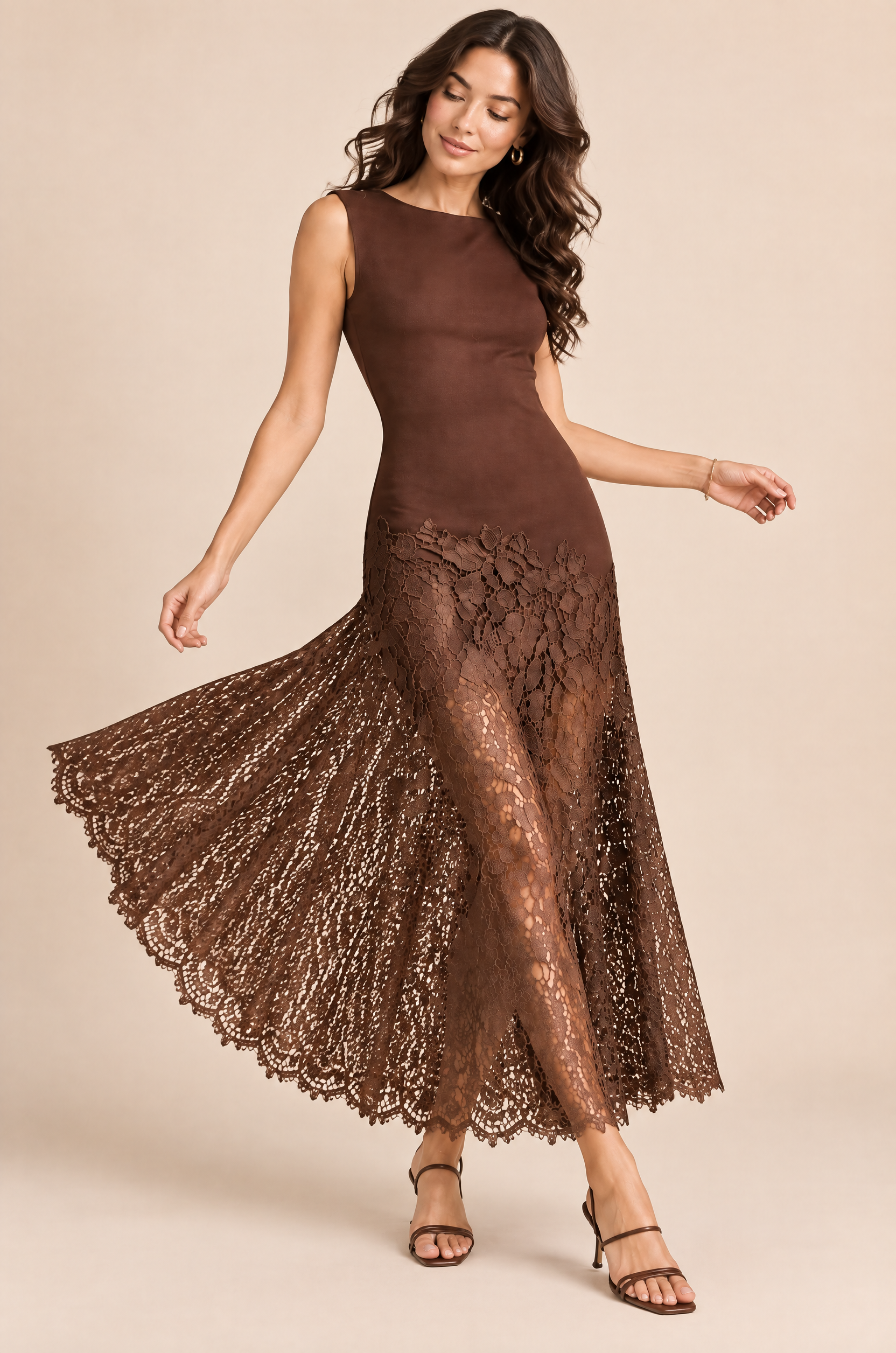 Robe longue marron en dentelle à encolure ronde dégagée | Vue en mouvement | Lounelle Paris