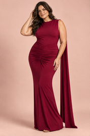 Robe longue rouge à col bateau, manches cape et dos nu | Porté sur une silhouette plus ronde | Lounelle Paris