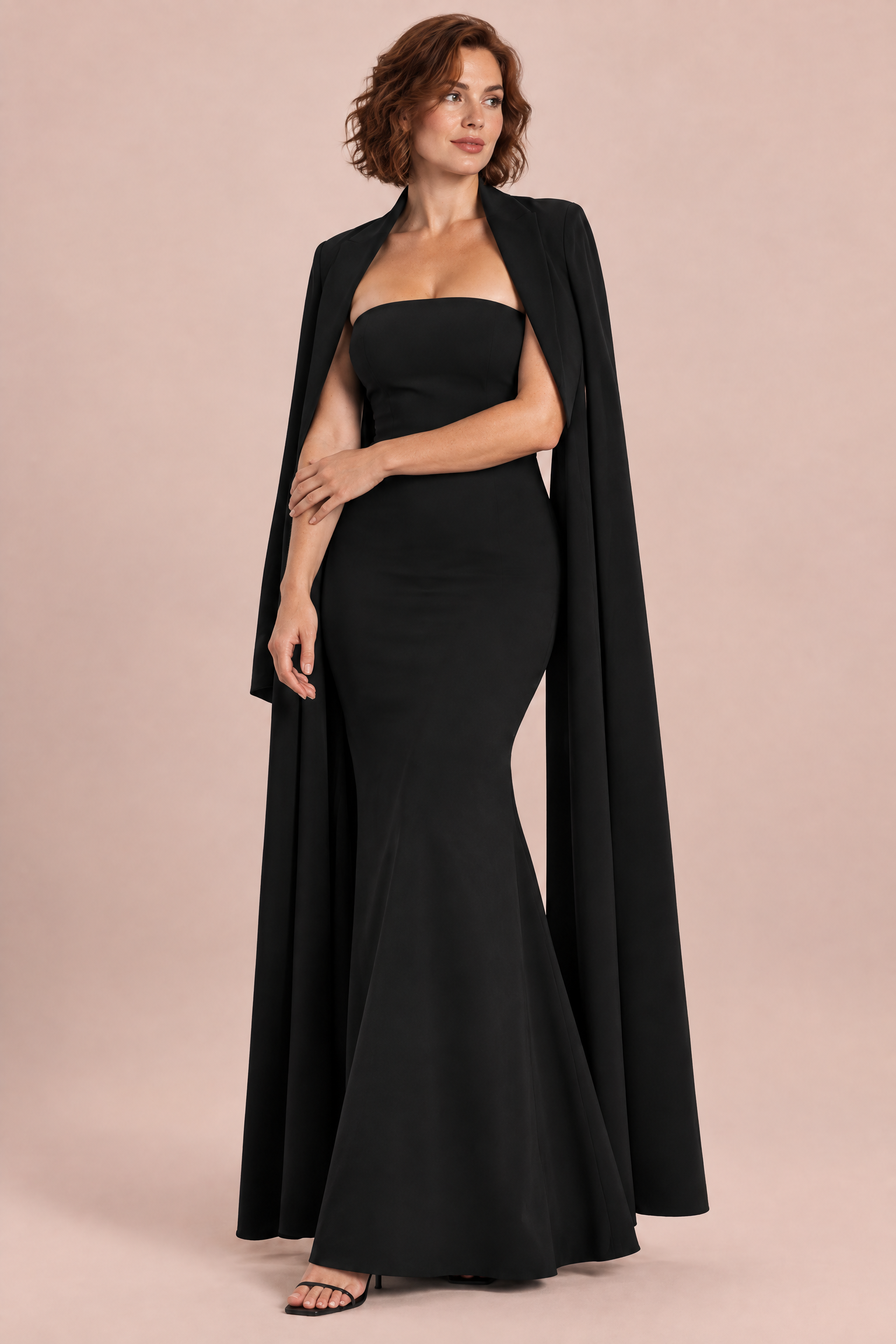 Robe longue noire à encolure carrée et manches cape | Porté sur une autre silhouette | Lounelle Paris