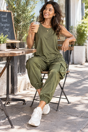Ensemble deux pièces fluide avec débardeur et pantalon – vert olive | Photo lifestyle | Lounelle Paris