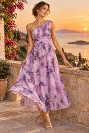 Robe longue fleurie violet clair à une épaule, coupe trapèze | Deuxième photo lifestyle | Lounelle Paris