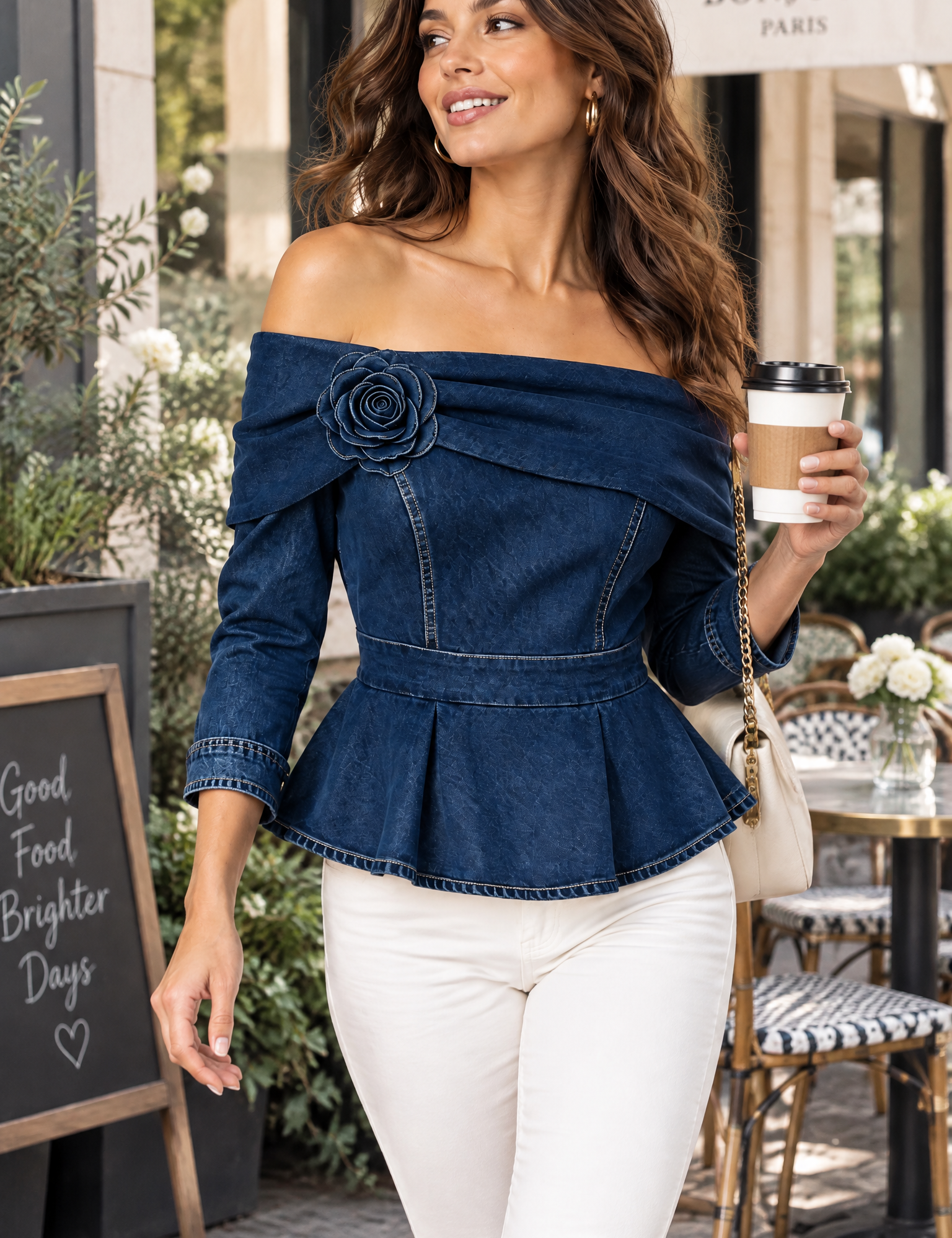Blouse bleu foncé à épaules dénudées et basque | Photo lifestyle | Lounelle Paris