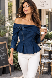 Blouse bleu foncé à épaules dénudées et basque | Photo lifestyle | Lounelle Paris