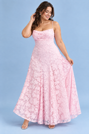 Robe longue fleurie rose à col bénitier | Porté sur une silhouette plus ronde | Lounelle Paris