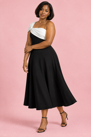 Robe midi noire et blanche asymétrique à une épaule | Porté sur une silhouette plus ronde | Lounelle Paris