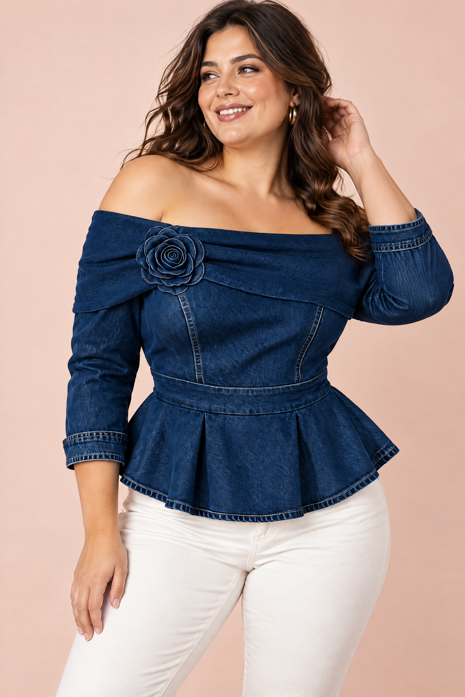 Blouse bleu foncé à épaules dénudées et basque | Porté sur une silhouette plus ronde | Lounelle Paris