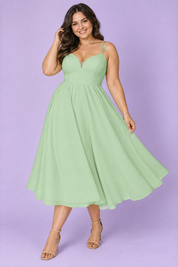 Robe midi verte à fines bretelles et jupe ample | Porté sur une silhouette plus ronde | Lounelle Paris