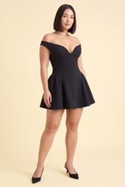 Robe noire courte trapèze dos nu | Porté sur une autre silhouette | Lounelle Paris