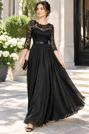 Robe longue noire à empiècement en dentelle | Photo lifestyle | Lounelle Paris