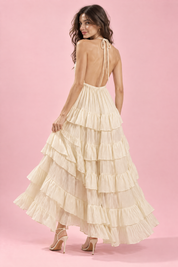Robe longue beige à décolleté plongeant, volants et fente haute devant | Vue de dos | Lounelle Paris