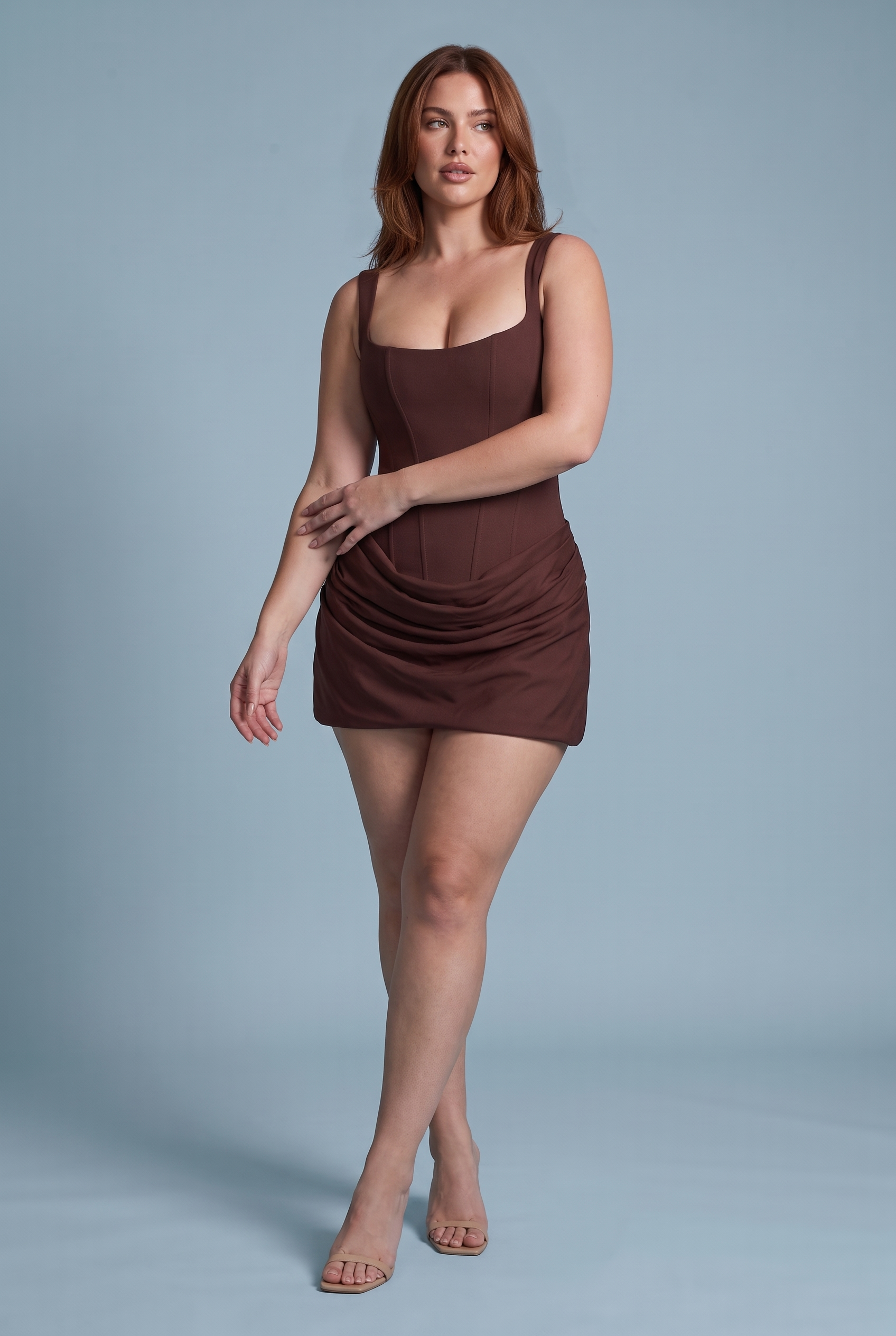 Robe courte marron à fronces et décolleté carré | Porté sur une autre silhouette | Lounelle Paris