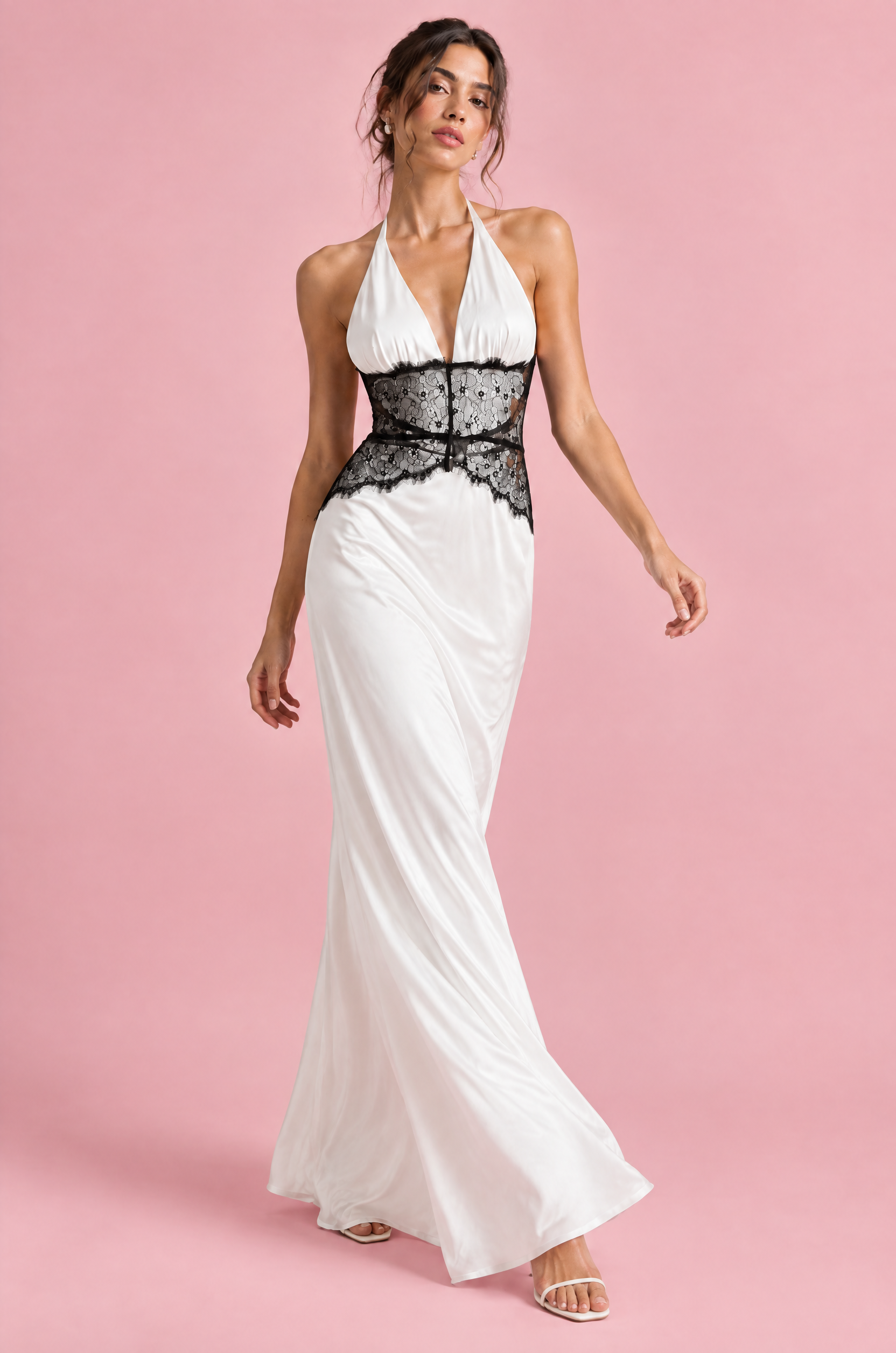 Robe longue blanche à encolure américaine et empiècement en dentelle | Vue en mouvement | Lounelle Paris