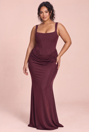 Robe longue magenta froncée à encolure carrée | Porté sur une silhouette plus ronde | Lounelle Paris