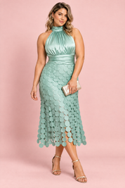 Robe midi vert sauge en satin à encolure américaine et jupe à panneaux | Porté sur une silhouette plus ronde | Lounelle Paris
