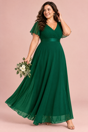 Robe longue plissée vert émeraude à col V | Porté sur une silhouette plus ronde | Lounelle Paris