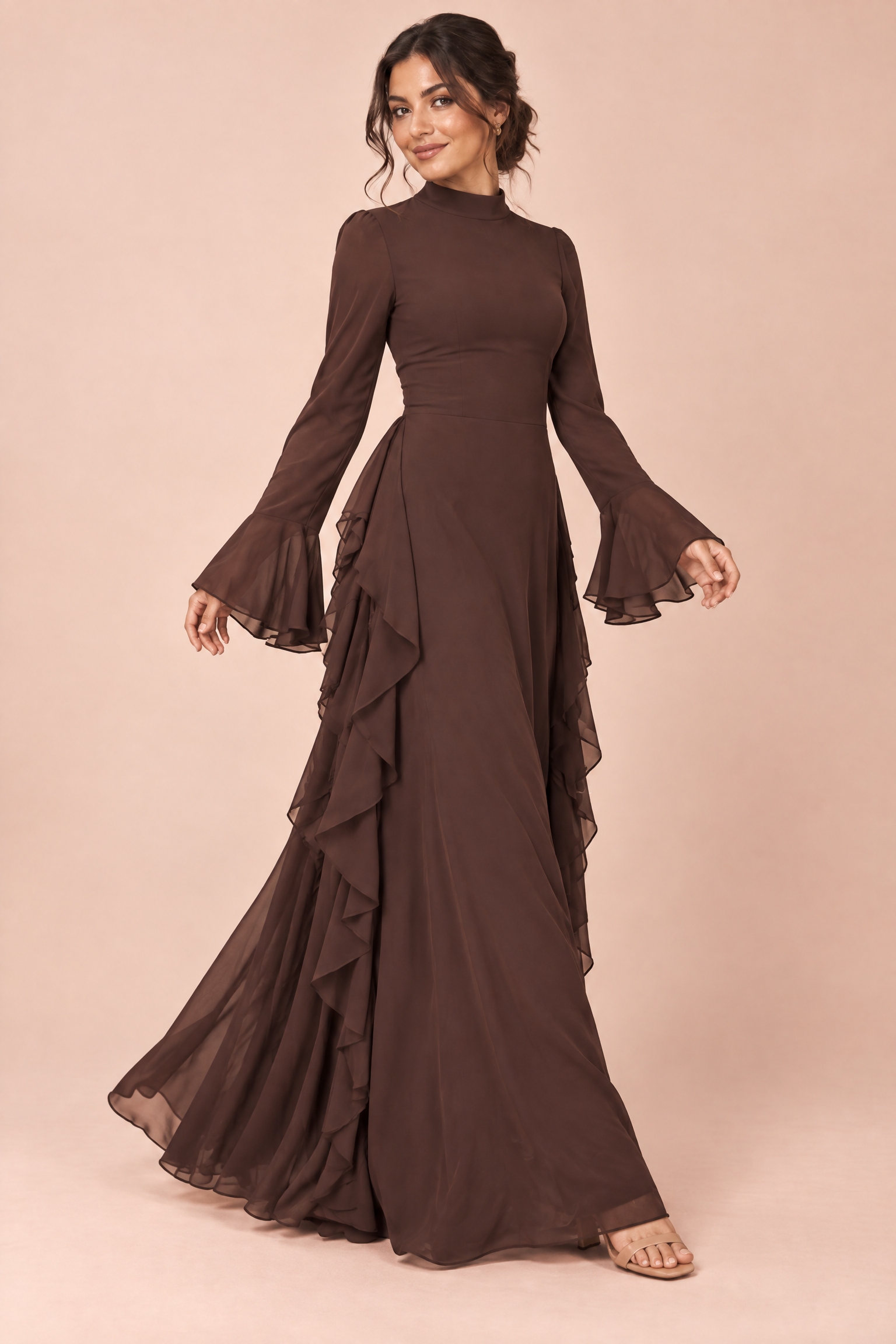 Robe longue marron à volants et manches cloche | Vue en mouvement | Lounelle Paris