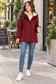Parka bordeaux oversize à capuche | Photo lifestyle | Lounelle Paris
