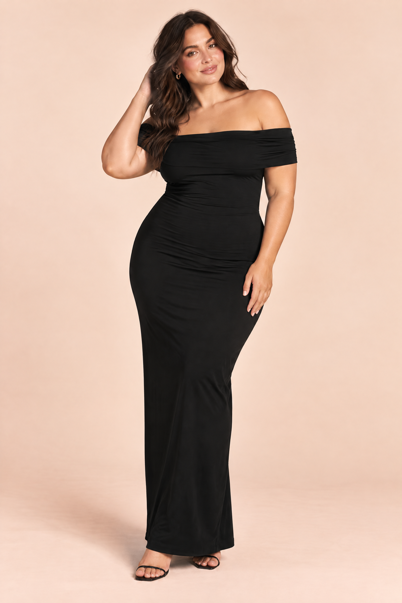 Robe longue bustier froncée noire | Porté sur une silhouette plus ronde | Lounelle Paris