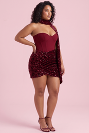Robe bustier courte à sequins bordeaux | Porté sur une silhouette plus ronde | Lounelle Paris