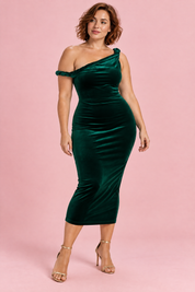 Robe longue en velours vert foncé à épaule torsadée et coupe asymétrique | Porté sur une silhouette plus ronde | Lounelle Paris