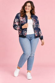 Veste bomber fleurie ajustée bleu marine | Porté sur une silhouette plus ronde | Lounelle Paris