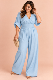 Combinaison pantalon bleu clair à col V et jambes larges | Porté sur une silhouette plus ronde | Lounelle Paris
