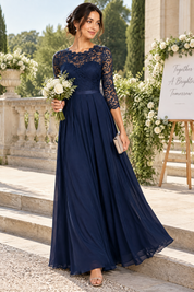 Robe longue bleu marine à empiècement en dentelle | Photo lifestyle | Lounelle Paris