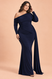 Robe longue bleu marine asymétrique à fronces et drapé | Porté sur une silhouette plus ronde | Lounelle Paris