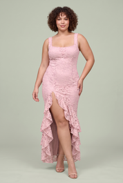 Robe longue en dentelle rose à décolleté plongeant et volants | Porté sur une silhouette plus ronde | Lounelle Paris