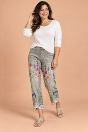 Pantalon gris à imprimé floral et ourlet fendu | Porté sur une autre silhouette | Lounelle Paris