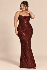 Robe longue à sequins bordeaux, col bénitier | Porté sur une silhouette plus ronde | Lounelle Paris