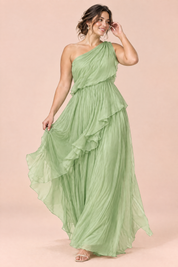 Robe verte asymétrique à volants | Porté sur une silhouette plus ronde | Lounelle Paris