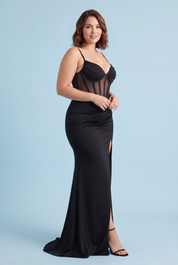 Robe longue noire façon corset, froncée et fendue | Porté sur une silhouette plus ronde | Lounelle Paris