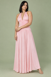 Robe longue rose à décolleté plongeant et détails froncés | Porté sur une silhouette plus ronde | Lounelle Paris