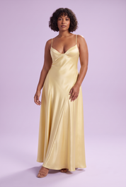 Robe longue satinée jaune pâle à col V | Porté sur une autre silhouette | Lounelle Paris