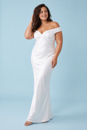 Robe longue froncée blanche épaules dénudées | Porté sur une silhouette plus ronde | Lounelle Paris